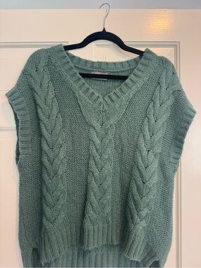 Wooden Ships Chunky Cable V-Neck Sweater Vest in Sage Green